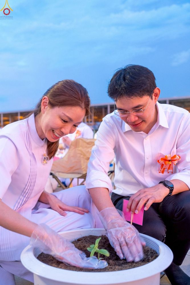 ภาพ No.253048:วันที่ 10 ตุลาคม พ.ศ. 2568 พิธีปลูกต้นทรัพย์บานชื่น ณ ลานธรรม วัดพระธรรมกาย