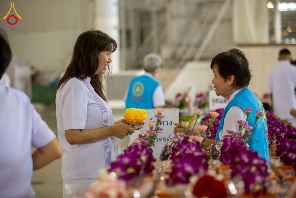 ภาพ No.256924:วันที่ 5 ตุลาคม พ.ศ. 2568 พิธีตักบาตร ข้าวสารอาหารแห้ง ณ บ้านแก้วเรือนทองคุณยายฯ สภาธรรมกายสากล วัดพระธรรมกาย