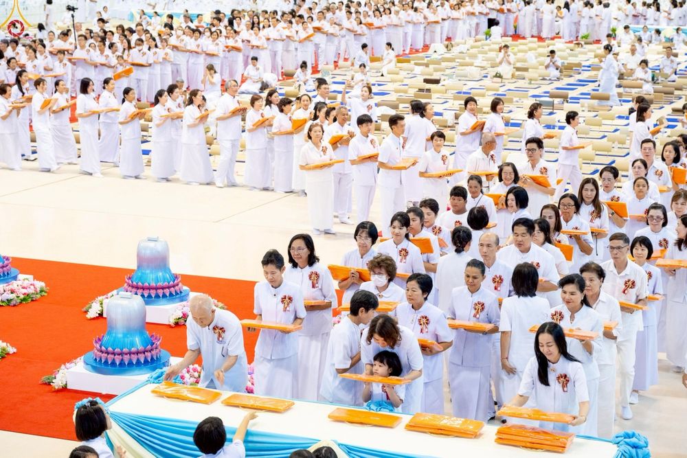 ภาพ No.251713:วันที่ 10 ตุลาคม พ.ศ. 2568 พิธีทอดผ้าป่าสมทบกฐินวัดพระธรรมกาย และสมทบกฐิน 30,000 กว่าวัดทั่วประเทศ ครั้งที่ 3 ณ สภาธรรมกายสากล วัดพระธรรมกาย