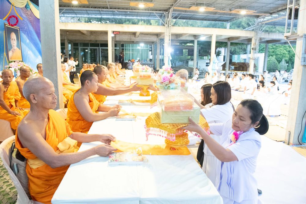 ภาพ No.293489:วันที่ 13 มกราคม พ.ศ. 2569 พิธีถวายภัตตาหารเป็นสังฆทาน แด่พระธรรมยาตรา ณ อนุสรณ์สถานมหาวิหารพระมงคลเทพมุนี (โลตัสแลนด์) อ.สองพี่น้อง จ.สุพรรณบุรี ในโครงการธรรมยาตรา กตัญญูบูชา มหาปูชนียาจารย์ พระมงคลเทพมุนี(สด จนฺทสโร) พระผู้ปราบมาร อนุสรณ์สถาน 7 แห่ง ปี