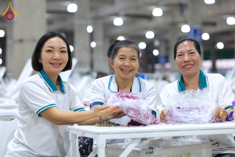 ภาพ No.303256:วันที่ 15-21 มกราคม พ.ศ.2569 ปลิดกลีบดอกเบญจทรัพย์ เพื่อโปรยต้อนรับพระธรรมยาตรา ในโครงการธรรมยาตรา กตัญญูบูชา มหาปูชนียาจารย์ พระมงคลเทพมุนี(สด จนฺทสโร) พระผู้ปราบมาร อนุสรณ์สถาน 7 แห่ง ปีที่ 14 ณ วิหารคด วัดพระธรรมกาย