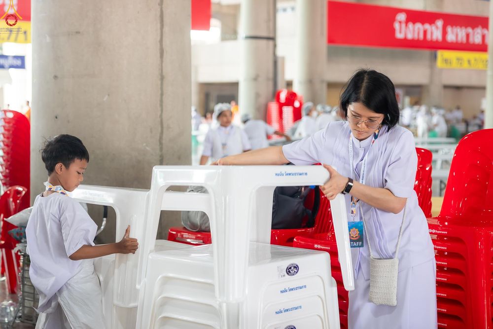 ภาพ No.325912:วันที่ 22 เมษายน พ.ศ.2569(วันคุ้มครองโลก) งานถวายมหาสังฆทาน 40,000 กว่าวัดทั่วประเทศ เจ้าหน้าที่ สาธุชน ร่วมใจจัดเตรียมภัตตาหารเพล (ชุด 2)