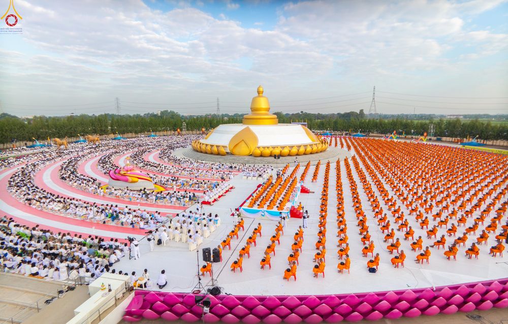 ภาพ No.302613:วันที่ 24 มกราคม พ.ศ. 2569 พิธีตักบาตรพระธรรมยาตรา(ภาพชุดที่ 2) ณ อนุสรณ์สถานลำดับที่ 5 สถานที่เผยแผ่วิชชาธรรมกายครั้งแรก อนุสรณ์สถานบางปลา วัดบางปลา อำเภอบางเลน จังหวัดนครปฐม ในโครงการธรรมยาตรา กตัญญูบูชา มหาปูชนียาจารย์ พระมงคลเทพมุนี(สด จนฺทสโร) พระผู