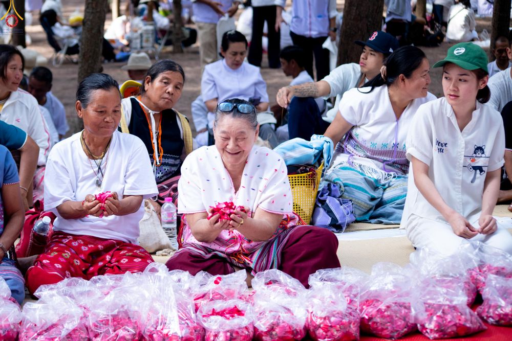 ภาพ No.287682:วันที่ 3 มกราคม พ.ศ. 2569 พิธีต้อนรับพระธรรมยาตรา ครั้งที่ 2 (ภาพชุดที่ 2) ในโครงการธรรมยาตรา กตัญญูบูชา มหาปูชนียาจารย์ พระมงคลเทพมุนี(สด จนฺทสโร) พระผู้ปราบมาร อนุสรณ์สถาน 7 แห่ง ปีที่ 14 ณ อนุสรณ์สถานมหาวิหารพระมงคลเทพมุนี (โลตัสแลนด์) อ.สองพี่น้อง จ.