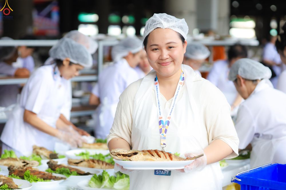 ภาพ No.325839:วันที่ 22 เมษายน พ.ศ.2569(วันคุ้มครองโลก) งานถวายมหาสังฆทาน 40,000 กว่าวัดทั่วประเทศ เจ้าหน้าที่ สาธุชน ร่วมใจจัดเตรียมภัตตาหารเพล (ชุด 2)