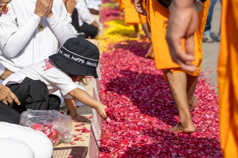 ภาพ No.287755:วันที่ 3 มกราคม พ.ศ. 2569 พิธีต้อนรับพระธรรมยาตรา ครั้งที่ 2 (ภาพชุดที่ 2) ในโครงการธรรมยาตรา กตัญญูบูชา มหาปูชนียาจารย์ พระมงคลเทพมุนี(สด จนฺทสโร) พระผู้ปราบมาร อนุสรณ์สถาน 7 แห่ง ปีที่ 14 ณ อนุสรณ์สถานมหาวิหารพระมงคลเทพมุนี (โลตัสแลนด์) อ.สองพี่น้อง จ.