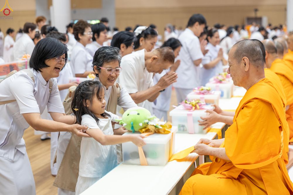 ภาพ No.280601:วันที่ 28 ธันวาคม พ.ศ.2568 พิธีถวายอุปกรณ์ทำความสะอาด ณ ห้องแก้วสารพัดนึก วัดพระธรรมกาย