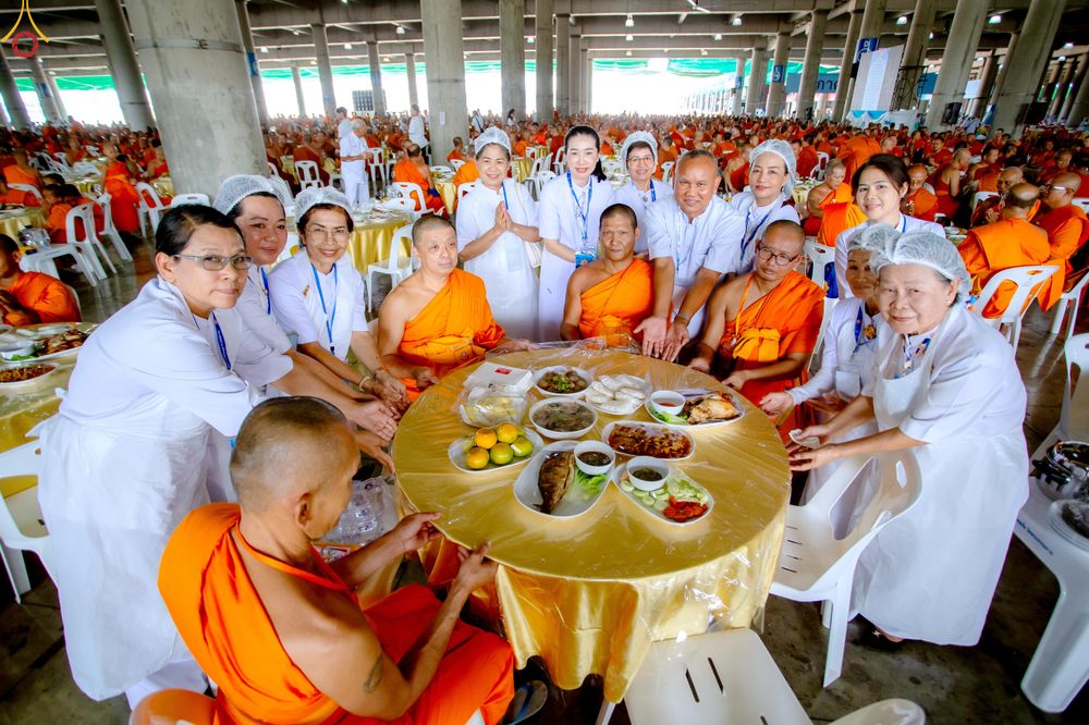 ภาพ No.325866:วันที่ 22 เมษายน พ.ศ.2569(วันคุ้มครองโลก) งานถวายมหาสังฆทาน 40,000 กว่าวัดทั่วประเทศ เจ้าหน้าที่ สาธุชน ร่วมใจจัดเตรียมภัตตาหารเพล (ชุด 2)