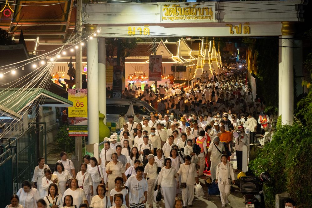 ภาพ No.297212:วันที่ 17 มกราคม พ.ศ. 2569 พิธีจุดประทีปถวายเป็นพุทธบูชา และบูชาธรรมมหาปูชนียาจารย์ (ภาพชุดที่ 2) ณ วัดโบสถ์บน ต.บางคูเวียง จ.นนทบุรี อนุสรณ์สถานลำดับที่ 4 สถานที่เกิดด้วยกายธรรม ในโครงการธรรมยาตรา กตัญญูบูชา มหาปูชนียาจารย์ พระมงคลเทพมุนี(สด จนฺทสโร) พร