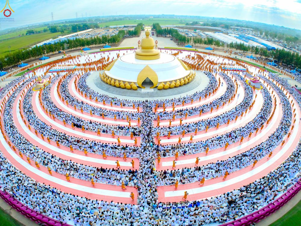 ภาพ No.302658:วันที่ 24 มกราคม พ.ศ. 2569 พิธีตักบาตรพระธรรมยาตรา(ภาพชุดที่ 2) ณ อนุสรณ์สถานลำดับที่ 5 สถานที่เผยแผ่วิชชาธรรมกายครั้งแรก อนุสรณ์สถานบางปลา วัดบางปลา อำเภอบางเลน จังหวัดนครปฐม ในโครงการธรรมยาตรา กตัญญูบูชา มหาปูชนียาจารย์ พระมงคลเทพมุนี(สด จนฺทสโร) พระผู