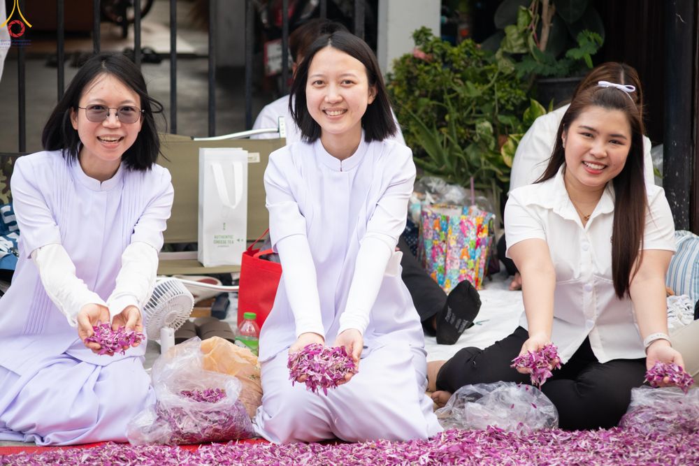 ภาพ No.294990:วันที่ 14 มกราคม พ.ศ. 2569 พิธีต้อนรับพระธรรมยาตรา อนุสรณ์สถานลำดับที่ 4  สถานที่เกิดด้วยกายธรรม ณ วัดโบสถ์บน ต.บางคูเวียง จ.นนทบุรี ในโครงการธรรมยาตรา กตัญญูบูชา มหาปูชนียาจารย์ พระมงคลเทพมุนี(สด จนฺทสโร) พระผู้ปราบมาร อนุสรณ์สถาน 7 แห่ง ปีที่ 14