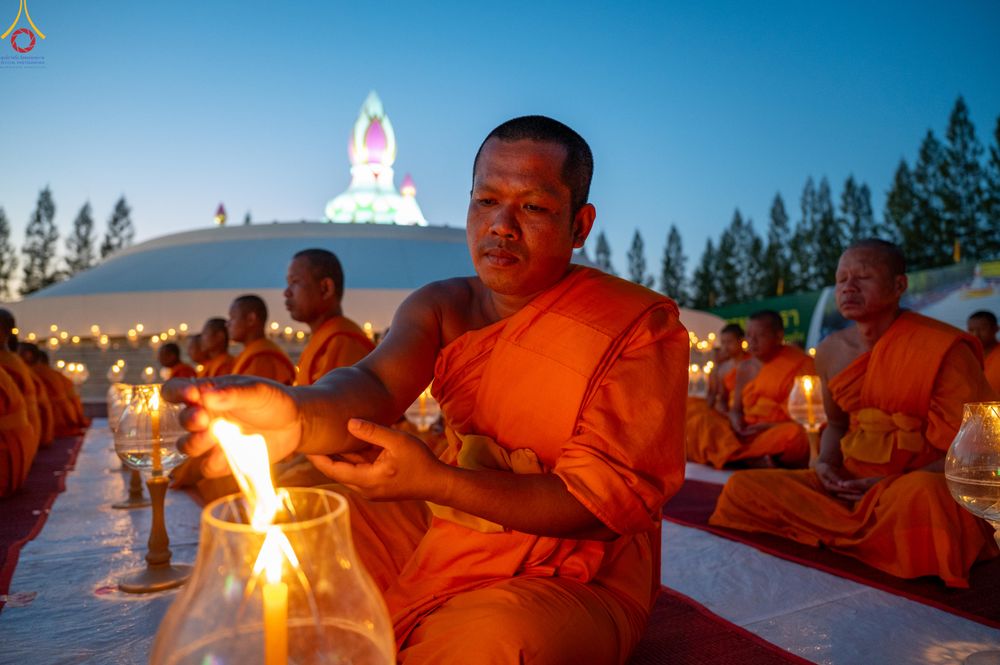 ภาพ No.292126:วันที่ 10 มกราคม พ.ศ. 2569 พิธีจุดประทีปถวายเป็นพุทธบูชา และบูชาธรรมมหาปูชนียาจารย์  ณ อนุสรณ์สถานคลองบางนางแท่น อ.สามพราน จ.นครปฐม ในโครงการธรรมยาตรา กตัญญูบูชา มหาปูชนียาจารย์ พระมงคลเทพมุนี(สด จนฺทสโร) พระผู้ปราบมาร อนุสรณ์สถาน 7 แห่ง ปีที่ 14