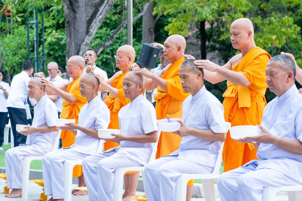 ภาพ No.330238:วันที่ 30 พฤษภาคม พ.ศ.2569 พิธีตัดปอยผมและปลงผม อุบาสกอุปสมบทอุทิศชีวิต 11 ท่าน ณ โบสถ์พระไตรปิฎก วัดพระธรรมกาย จังหวัดปทุมธานี
