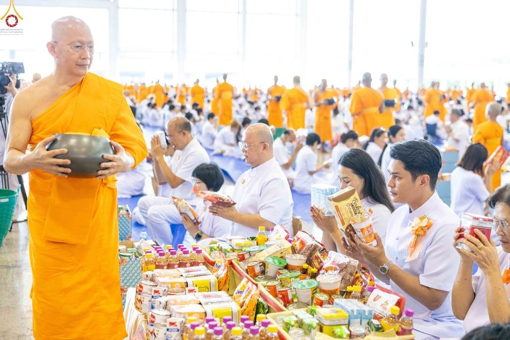 ภาพ No.345409:วันพฤหัสบดีที่ 27 สิงหาคม พ.ศ.2569 พิธีตักบาตรในวันธรรมชัย ณ สภาธรรมกายสากล วัดพระธรรมกาย ปทุมธานี