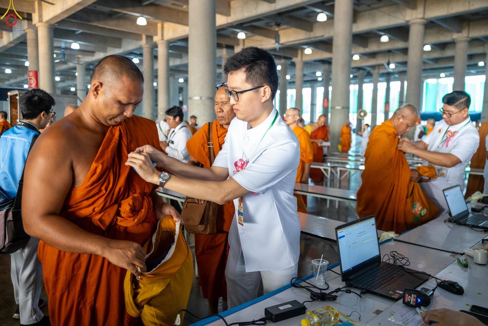 ภาพ No.323515:วันที่ 22 เมษายน พ.ศ.2569(วันคุ้มครองโลก) งานถวายมหาสังฆทาน 40,000 กว่าวัดทั่วประเทศ การเดินทางเข้าวัด , การต้อนรับปฏิสันถารพระสังฆาธิการ  ,  การจัดเตรียมภัตตาหาร , การลงทะเบียน
