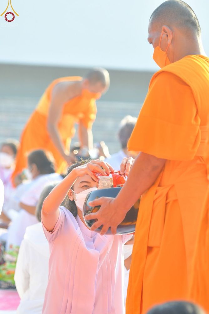ภาพ No.70610:พิธีตักบาตรพระธรรมยาตราฯ ในโครงการธรรมยาตรากตัญญูบูชา มหาปูชนียาจารย์ พระมงคลเทพมุนี(สด จนฺทสโร) พระผู้ปราบมาร ปีที่ 11 ณ อนุสรณ์สถานลำดับที่ 2 สถานที่ตั้งมโนปณิธานบวชตลอดชีวิต อนุสรณ์สถานคลองบางนางแท่น อ.สามพราน จ.นครปฐม วันที่ 14 มกราคม พ.ศ. 2566