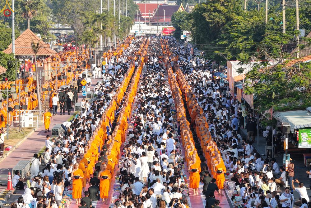 ภาพ No.284236:วันเสาร์ที่ 20 ธันวาคม พ.ศ.2568  พิธีตักบาตรพระ 10,000 รูป เนื่องในโอกาส 194 ปี จังหวัดกาญจนบุรี และอุทิศส่วนกุศลให้แด่บรรพชนทั้งหลาย บริเวณถนนสองแคว (Skywalk) เมืองกาญจนบุรี