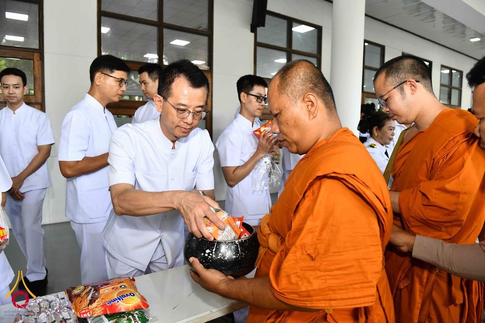 ภาพ No.344304:วันที่ 12 สิงหาคม พ.ศ. 2569  พสกนิกรชาวอำเภอคลองหลวง พร้อมใจร่วมพิธีสวดพระพุทธมนต์และทำบุญตักบาตรถวายพระราชกุศล เนื่องในวันคล้ายวันพระราชสมภพ สมเด็จพระบรมราชชนนีพันปีหลวง และวันแม่แห่งชาติ 12 สิงหาคม 2569