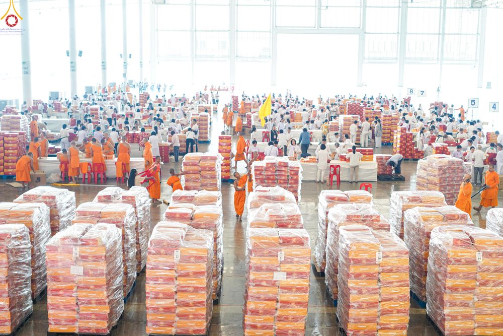 ภาพ No.321182:วันที่ 10-11 เมษายน พ.ศ.2569 การเตรียมกล่องไทยธรรม และการติดผ้ารับประเคน เพื่องานถวายมหาสังฆทาน 40,000 กว่าวัดทั่วประเทศ วันคุ้มครองโลก 22 เมษายน พ.ศ.2569 วัดพระธรรมกาย