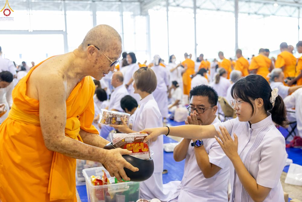 ภาพ No.337676:วันอาทิตย์ต้นเดือน 5 กรกฎาคม พ.ศ.2569 พิธีตักบาตรข้าวสารอาหารแห้ง  ณ บ้านแก้วเรือนทองคุณยายฯ วัดพระธรรมกาย