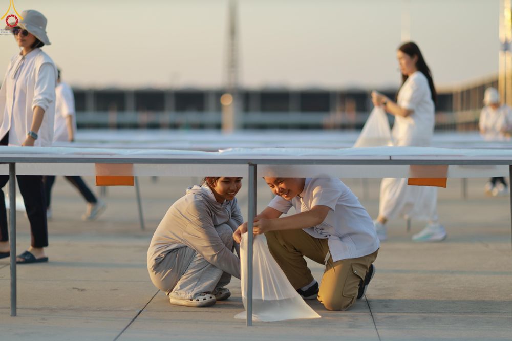 ภาพ No.320432:วันที่ 9 เมษายน พ.ศ.2569 การเตรียมงาน มัดถุงน้ำ ถ่วงขาโต๊ะไทยธรรม เพื่องานถวายมหาสังฆทาน 40,000 กว่าวัดทั่วประเทศ วันคุ้มครองโลก 22 เมษายน พ.ศ.2569 วัดพระธรรมกาย