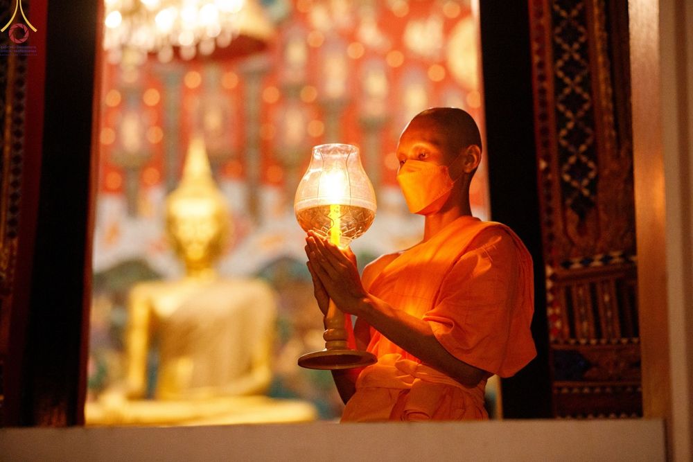 ภาพ No.73329:พิธีจุดประทีปถวายเป็นพุทธบูชา และบูชาธรรมมหาปูชนียาจารย์ ในโครงการธรรมยาตรากตัญญูบูชา มหาปูชนียาจารย์ พระมงคลเทพมุนี(สด จนฺทสโร) พระผู้ปราบมาร ปีที่ 11 ณ อนุสรณ์สถานลำดับที่ 4 สถานที่เกิดด้วยกายธรรม วัดโบสถ์ (บน) บางคูเวียง อ.บางกรวย จ.นนทบุรี วันที่ 21 