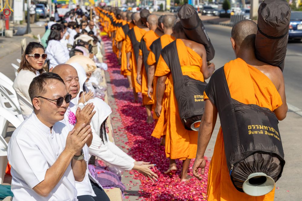 ภาพ No.287737:วันที่ 3 มกราคม พ.ศ. 2569 พิธีต้อนรับพระธรรมยาตรา ครั้งที่ 2 (ภาพชุดที่ 2) ในโครงการธรรมยาตรา กตัญญูบูชา มหาปูชนียาจารย์ พระมงคลเทพมุนี(สด จนฺทสโร) พระผู้ปราบมาร อนุสรณ์สถาน 7 แห่ง ปีที่ 14 ณ อนุสรณ์สถานมหาวิหารพระมงคลเทพมุนี (โลตัสแลนด์) อ.สองพี่น้อง จ.