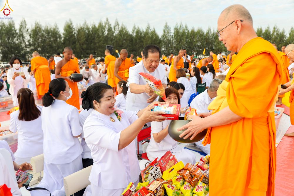 ภาพ No.302667:วันที่ 24 มกราคม พ.ศ. 2569 พิธีตักบาตรพระธรรมยาตรา(ภาพชุดที่ 2) ณ อนุสรณ์สถานลำดับที่ 5 สถานที่เผยแผ่วิชชาธรรมกายครั้งแรก อนุสรณ์สถานบางปลา วัดบางปลา อำเภอบางเลน จังหวัดนครปฐม ในโครงการธรรมยาตรา กตัญญูบูชา มหาปูชนียาจารย์ พระมงคลเทพมุนี(สด จนฺทสโร) พระผู