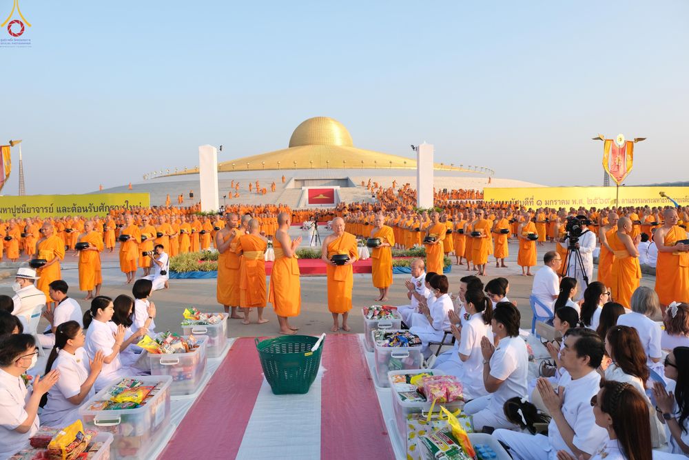 ภาพ No.279819:วันที่ 1 มกราคม พ.ศ.2569 พิธีตักบาตรในวันขึ้นปีใหม่ ณ ลานธรรม วัดพระธรรมกาย