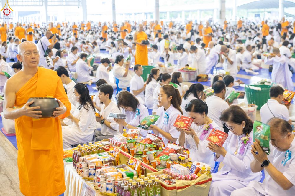 ภาพ No.311455:วันอาทิตย์ต้นเดือนที่ 1 มีนาคม พ.ศ.2569 พิธีตักบาตร และ พิธีบูชาข้าวพระ ณ สภาธรรมกายสากล วัดพระธรรมกาย