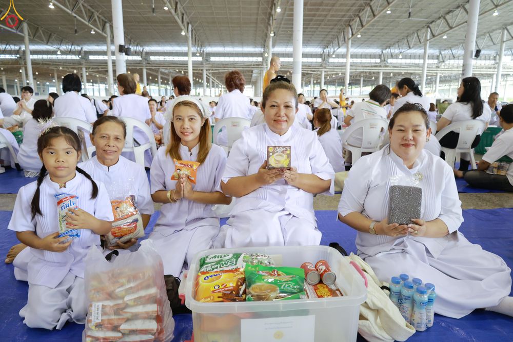 ภาพ No.318158:วันอาทิตย์ต้นเดือนที่ 5 เมษายน พ.ศ.2569 พิธีตักบาตร ณ บ้านแก้วเรือนทองคุณยายอาจารย์ฯ วัดพระธรรมกาย