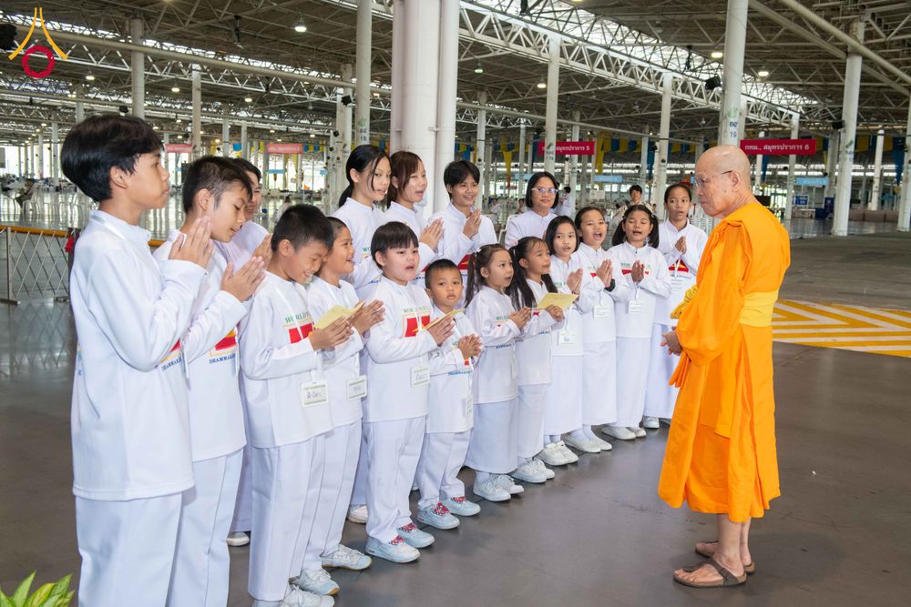 ภาพ No.324365:วันอาทิตย์ที่ 19 เมษายน พ.ศ.2569 กิจกรรมงานบุญวันอาทิตย์ สาธุชนปฏิบัติธรรมร่วมกัน ณ ห้องแก้วสารพัด 1 วัดพระธรรมกาย ปทุมธานี