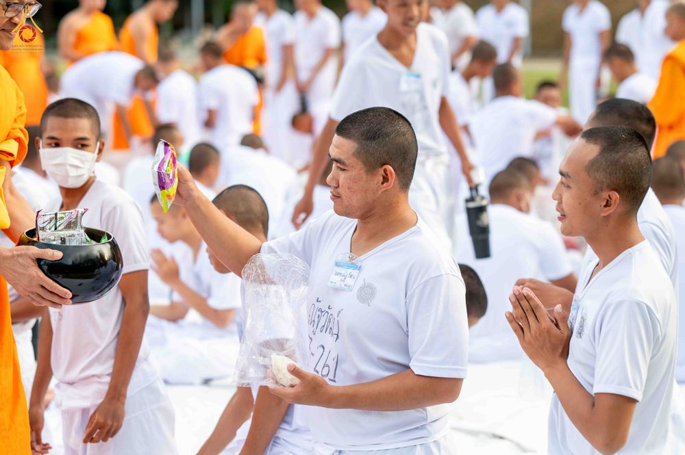 ภาพ No.341036:วันที่ 26 กรกฎาคม พ.ศ. 2569 โครงการพัฒนาคุณธรรม จริยธรรม สำหรับนักเรียนนายสิบตำรวจ (นสต.) รุ่นที่ 17 ศูนย์ฝึกอบรมตำรวจภูธรภาค 1 ได้จัดกิจกรรม ตักบาตรเพื่อน้อมอุทิศถวายเพื่อเป็นพระราชกุศลฯ  และปฏิบัติธรรม ติวธรรมมะ ณ ศูนย์ปฏิบัติธรรมเวิล์ดพีช วัลเล่ย์ (Wo