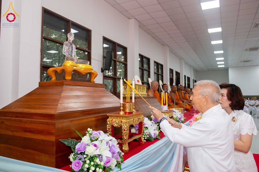 ภาพ No.316194:วันเสาร์ที่ 28 มีนาคม พ.ศ. 2569 พิธีบำเพ็ญกุศล คุณพ่อณรงค์ จินตมากุล  สิริอายุ 99 ปี 11 เดือน โยมบิดา พระครูปลัดรัตนวีรวัฒน์ (รังสฤษดิ์ อิทฺธิจินตโก) ที่ปรึกษาเจ้าคณะจังหวัดปทุมธานี เจ้าอาวาสวัดพระธรรมกาย  ณ ห้องปลูกศรัทธา 2 วัดพระธรรมกาย ปทุมธานี