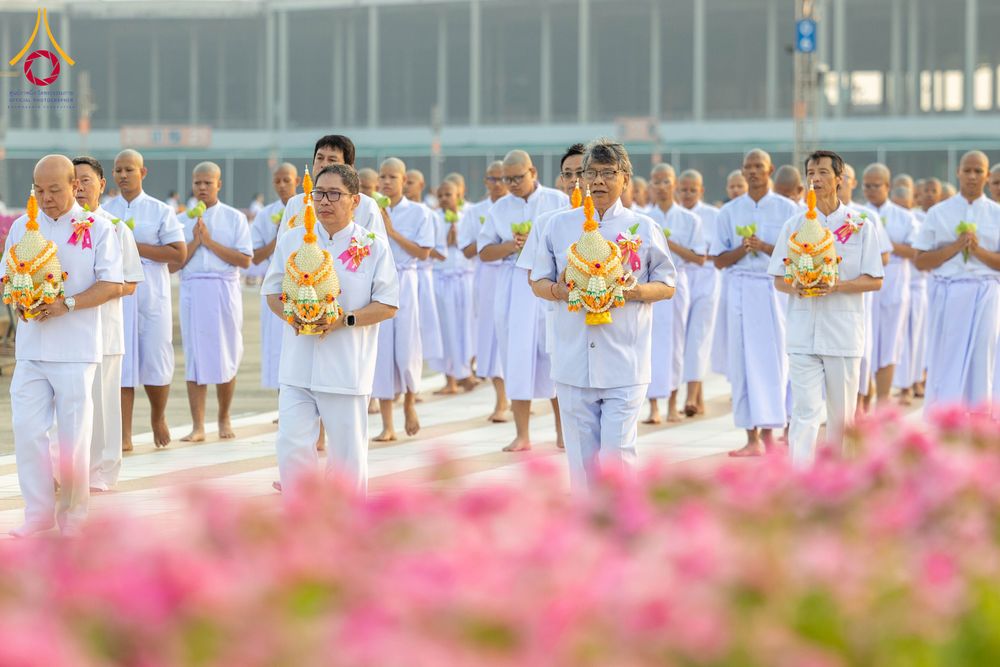 ภาพ No.319362:วันเสาร์ที่ 4 เมษายน พ.ศ.2569 พิธีขอขมา มอบผ้าไตร และถวายบาตรแด่นาคธรรมทายาท ในโครงการบรรพชาสามเณรฟื้นฟูพระพุทธศาสนาทั่วไทย โครงการหน่อแก้วเปรียญธรรม รุ่นที่ 14 โครงการสามเณรยุวธรรมทายาท รุ่นที่ 34 โครงการสามเณรมัชฌิมธรรมทายาท รุ่นที่ 30 ณ สภาธรรมกายสากล