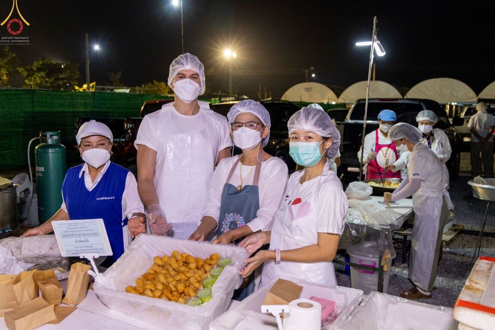 ภาพ No.74498:พิธีถวายภัตตาหารเป็นสังฆทาน แด่คณะพระธรรมยาตราฯ ในโครงการธรรมยาตรากตัญญูบูชา มหาปูชนียาจารย์ พระมงคลเทพมุนี(สด จนฺทสโร) พระผู้ปราบมาร อนุสรณ์สถาน 7 แห่ง ปีที่ 11 วันที่ 27 มกราคม พ.ศ. 2566