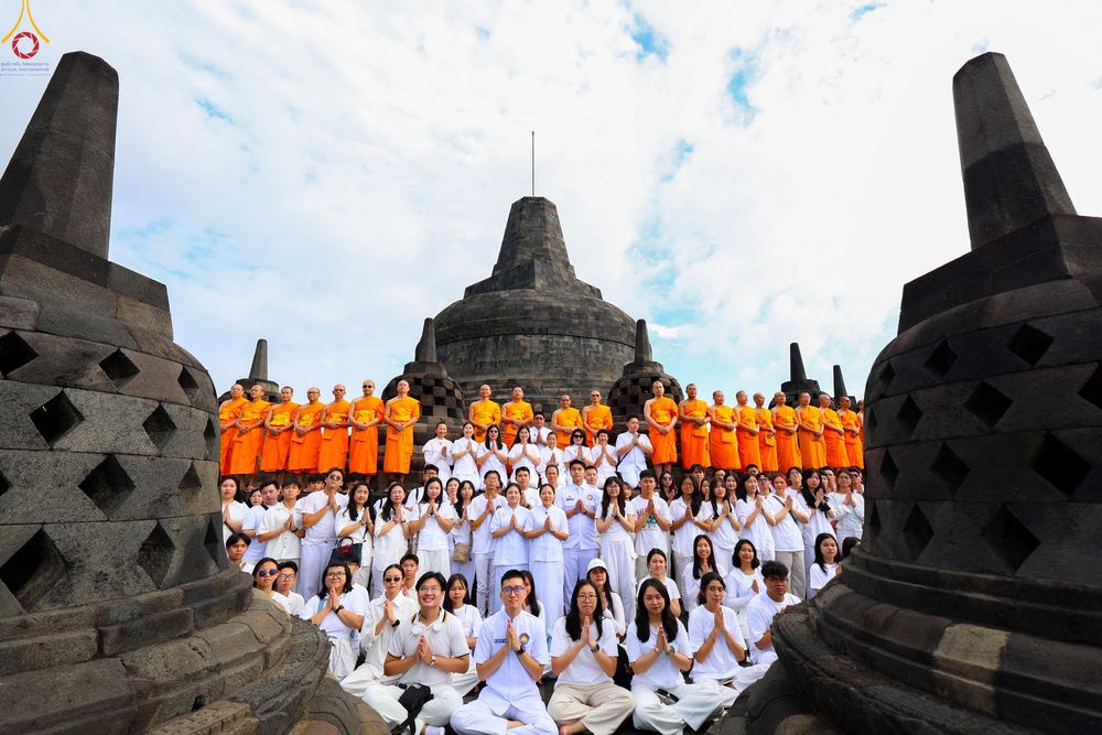 ภาพ No.330053:วันที่ 27-29 พฤษภาคม พ.ศ.2569 MBMI Tangerang (Majelis Agama Buddha Mahanikaya) ได้มีการเตรียมงานเพื่อจัดงานวิสาขบูชานานาชาติ  ชึ่งในงานจะมีการจุดประทีปโคมลาน โคมลอย กว่า 20,000 ดวง  เพื่อน้อมถวายเป็นพุทธบูชา และเพื่อเป็นการกระชับสัมพันธมิตรภาพ