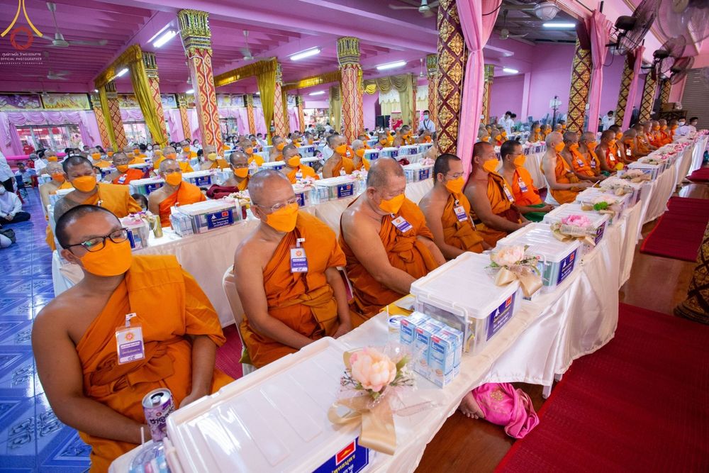 ภาพ No.73703:พิธีเจริญพระพุทธมนต์ ปฏิบัติธรรม มอบทุนการศึกษา ถวายสังฆทาน 106 วัด เพื่อถวายเป็นพุทธบูชา และขับเคลื่อนโครงการหมู่บ้านรักษาศีล 5  โดยคณะสงฆ์จังหวัดนนทบุรี คณะศิษยานุศิษย์วัดพระธรรมกาย โครงการธรรมยาตราฯ ปีที่ 11 ณ วัดตะเคียน อ.บางกรวย จ.นนทบุรี วันที่ 21 
