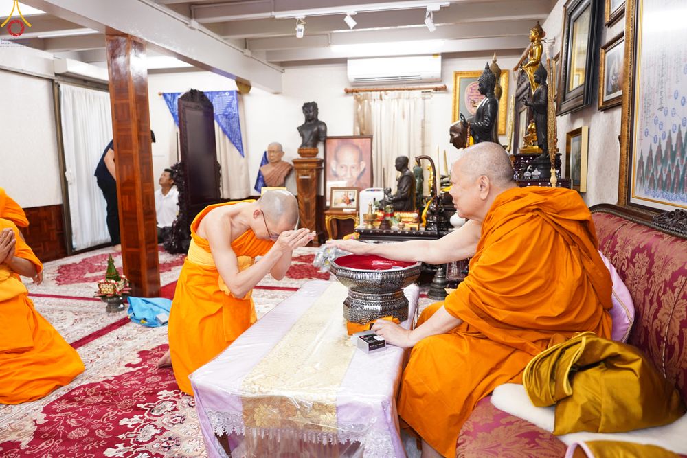 ภาพ No.286250:วันที่ 12 กรกฎาคม พศ.2568 (แรม 2 ค่ำ เดือน 8) พระภิกษุวัดพระธรรมกาย ทำวัตรพระผู้ใหญ่ เนื่องในวันเข้าพรรษา