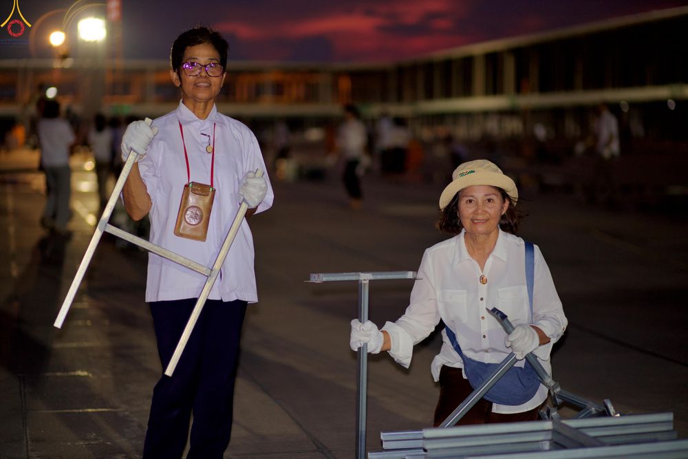 ภาพ No.326943:วันที่ 1 พฤษภาคม พ.ศ.2569 พระภิกษุ สามเณร เจ้าหน้าที่ สาธุชน ร่วมกันเก็บงาน ณ ลานธรรม วัดพระธรรมกาย