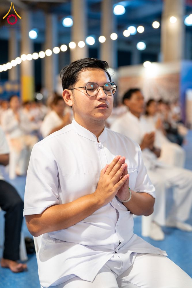 ภาพ No.286732:วันอาสาฬหบูชา วันพฤหัสบดีที่ 10 กรกฏาคม พ.ศ.2568  พิธีเวียนประทักษิณรอบพระมหาธรรมกายเจดีย์ , พิธีฉลองชัยสวดมนต์บทธัมมจักกัปปวัตตนสูตร ครบ 7,520,000,000 จบ ณ มหารัตนวิหารคด วัดพระธรรมกาย