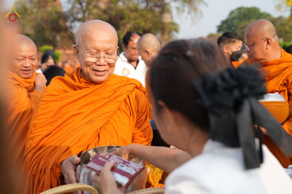 ภาพ No.318111:วันเสาร์ที่ 4 เมษายน พ.ศ. 2569 งานทำบุญเมืองใจกลางอยุธยา  ตักบาตรพระ 1,109 รูป ณ ถนนชีกุน หน้าวัดมหาธาตุ และวัดราชบูรณะ