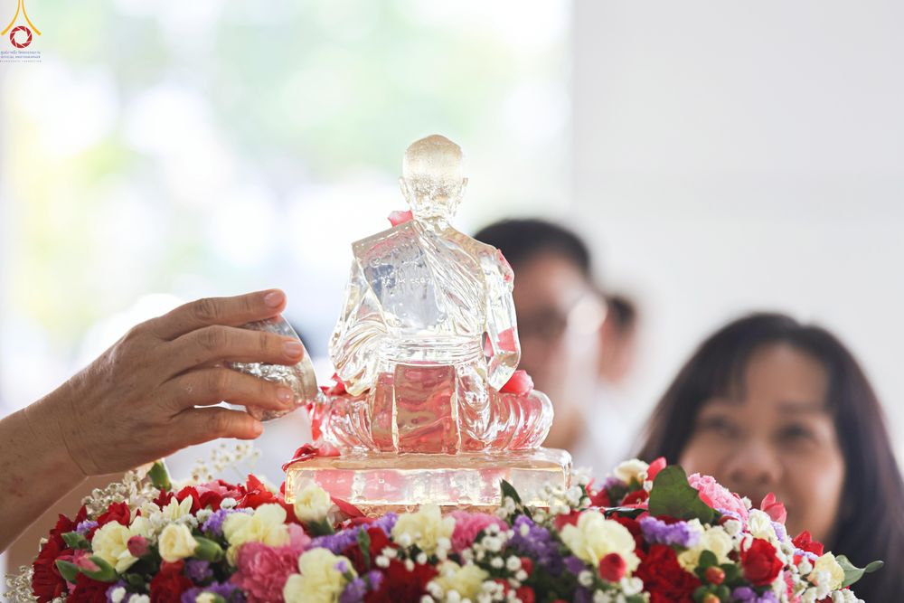 ภาพ No.322281:วันที่ 13 เมษายน พ.ศ.2569 สาธุชนสรงน้ำพระ เนื่องในวันสงกรานต์ ณ หอฉันคุณยายอาจารย์ วัดพระธรรมกาย