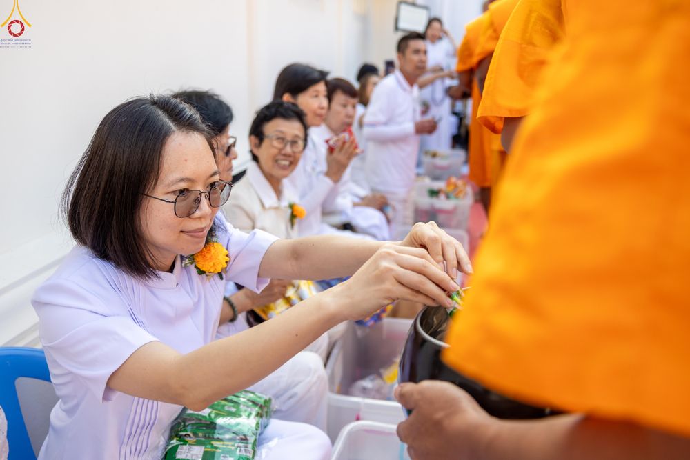 ภาพ No.297727:วันที่ 18 มกราคม พ.ศ. 2569 พิธีตักบาตรพระธรรมยาตรา ณ วัดโบสถ์บน ต.บางคูเวียง จ.นนทบุรี อนุสรณ์สถานลำดับที่ 4 สถานที่เกิดด้วยกายธรรม ในโครงการธรรมยาตรา กตัญญูบูชา มหาปูชนียาจารย์ พระมงคลเทพมุนี(สด จนฺทสโร) พระผู้ปราบมาร อนุสรณ์สถาน 7 แห่ง ปีที่ 14