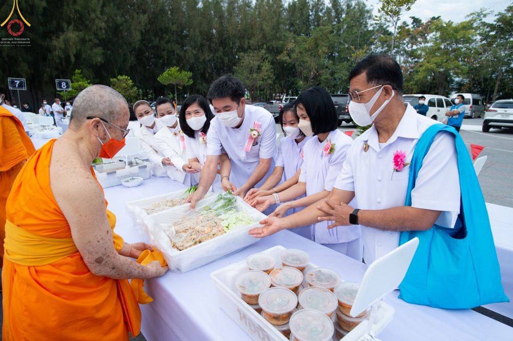 ภาพ No.69230:พิธีถวายภัตตาหารเป็นสังฆทาน แด่คณะพระธรรมยาตราฯ ในโครงการธรรมยาตราฯ ปีที่ 11 ณ อนุสรณ์สถานมหาวิหารพระมงคลเทพมุนี อ.สองพี่น้อง จ.สุพรรณบุรี วันที่ 4 และ 5 มกราคม พ.ศ. 2566