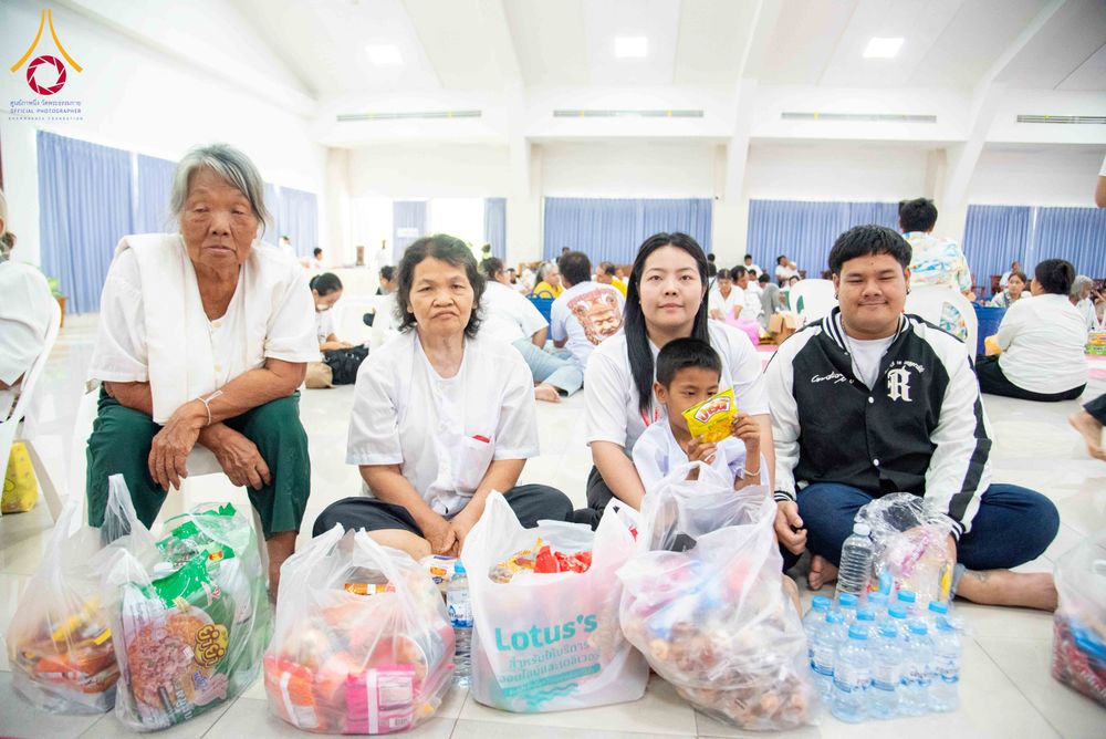 ภาพ No.321783:วันที่ 12 เมษายน พ.ศ.2569 ตักบาตรสงกรานต์ฉลองสามเณรใหม่  ณ ศูนย์ปฏิบัติธรรมระยอง(บ้านช่องลม)