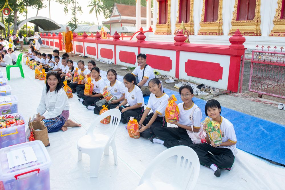 ภาพ No.339125:วันเสาร์ที่ 27 มิถุนายน พ.ศ. 2569 พิธีตักบาตรแด่คณะสงฆ์ 323 วัด 4 จังหวัดชายแดนภาคใต้ พิธีถวายสังฆทานแด่คณะสงฆ์ 323 วัด ปีที่ 22 ครั้งที่ 187 พิธีมอบกองทุนหนุนแรงใจช่วยครูใต้ ปีที่ 19 ครั้งที่ 150 และพิธีทำบุญอุทิศส่วนกุศลให้ผู้วายชนม์