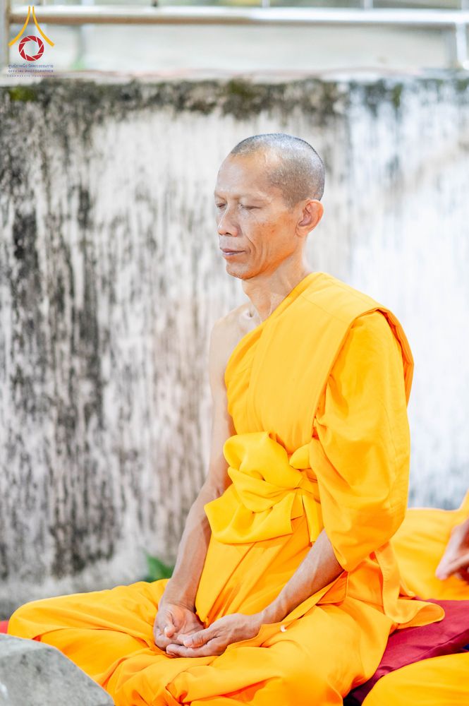 พระภิกษุสงฆ์นั่งสมาธิในอิริยาบถที่สงบนิ่ง