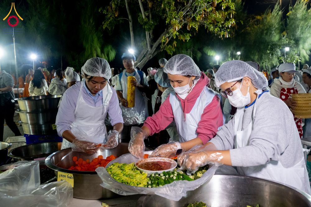 ภาพ No.292520:วันที่ 12 มกราคม พ.ศ. 2569 พิธีถวายภัตตาหารเป็นสังฆทาน แด่พระธรรมยาตรา ณ อนุสรณ์สถานมหาวิหารพระมงคลเทพมุนี (โลตัสแลนด์) อ.สองพี่น้อง จ.สุพรรณบุรี ในโครงการธรรมยาตรา กตัญญูบูชา มหาปูชนียาจารย์ พระมงคลเทพมุนี(สด จนฺทสโร) พระผู้ปราบมาร อนุสรณ์สถาน 7 แห่ง ปี