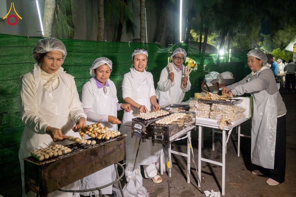 ภาพ No.293419:วันที่ 13 มกราคม พ.ศ. 2569 พิธีถวายภัตตาหารเป็นสังฆทาน แด่พระธรรมยาตรา ณ อนุสรณ์สถานมหาวิหารพระมงคลเทพมุนี (โลตัสแลนด์) อ.สองพี่น้อง จ.สุพรรณบุรี ในโครงการธรรมยาตรา กตัญญูบูชา มหาปูชนียาจารย์ พระมงคลเทพมุนี(สด จนฺทสโร) พระผู้ปราบมาร อนุสรณ์สถาน 7 แห่ง ปี